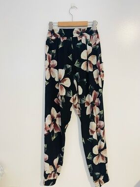 Frank Lyman Design Black Floral Pull-On Pants with Blush and Mint Accents